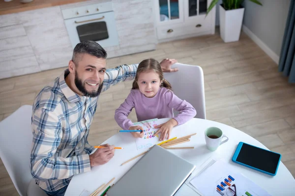 Dad and little daughter are drawing fun together. — Stockfoto