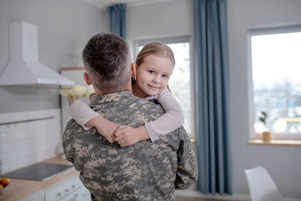 Little happy daughter in the arms of a military officer. — 스톡 사진