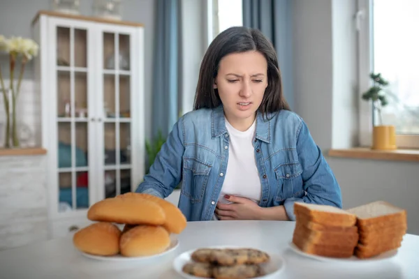 Nő, akinek fáj a gyomra, mert a glutein — Stock Fotó