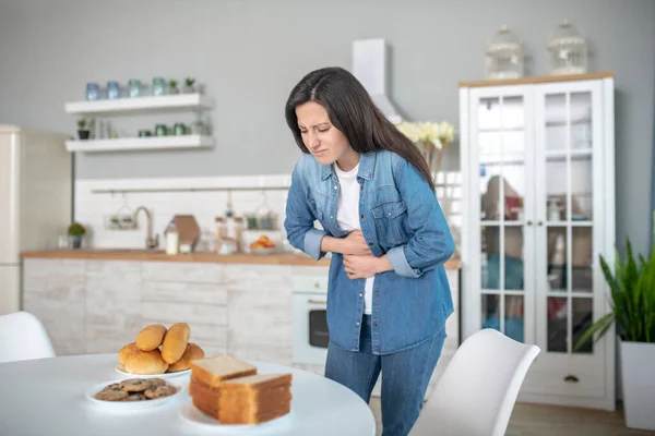 Kobieta z bólem brzucha z powodu nietolerancji glutenu — Zdjęcie stockowe