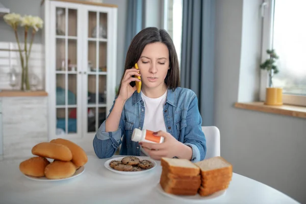 Mujer haciendo recomendaciones sobre sus nuevas píldoras — Foto de Stock