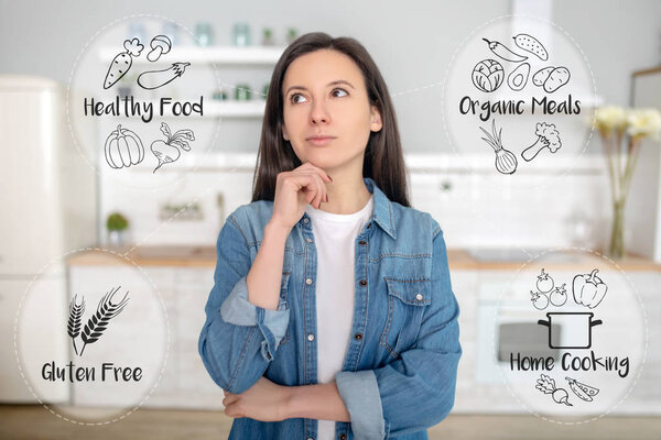 Женщина подумывает приготовить вкусное блюдо
