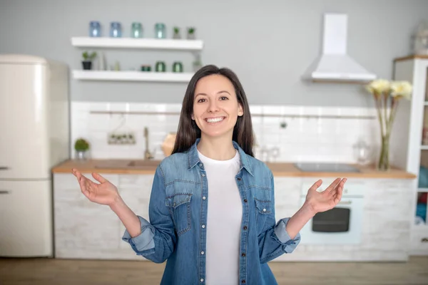 Vrouw die kiest voor gezond eten en biologische maaltijden — Stockfoto