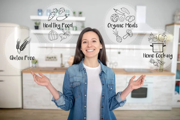 Glimlachende vrouw kiezen voor biologisch voedsel en thuis koken — Stockfoto