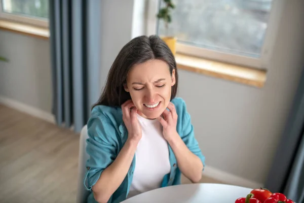 Mujer joven con síntomas de alergia — Foto de Stock