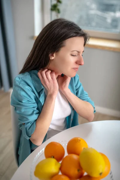 Jonge vrouw die alert is op citrusvruchten — Stockfoto