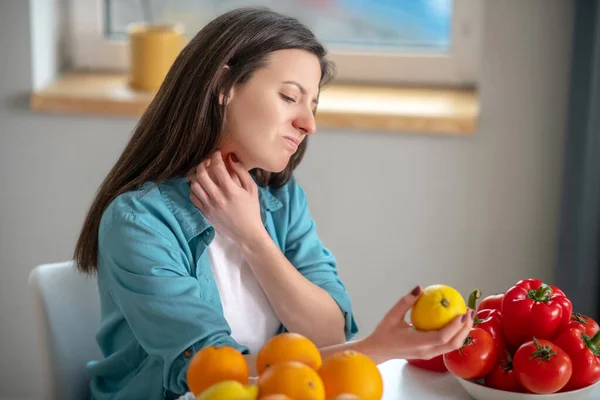 Woman itching her neck because of the allergy — Stockfoto