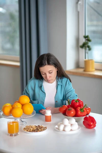 Mujer comprobando en línea si ella es alérgica para algunos productos — Foto de Stock