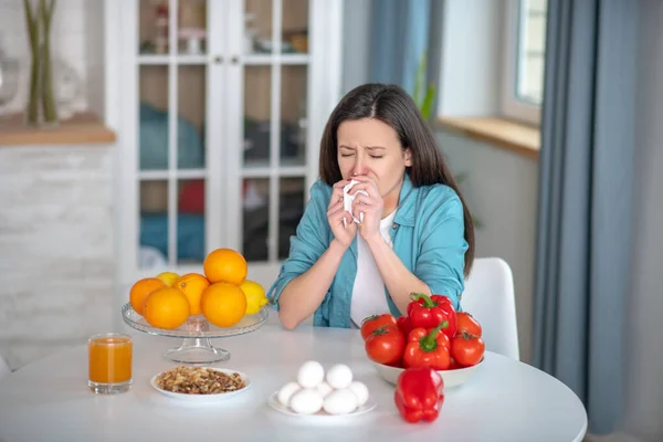 У женщины симптомы аллергии на ряд продуктов — стоковое фото