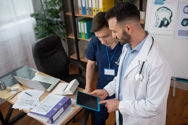 Deux médecins à la recherche d'informations sur une tablette — Photo