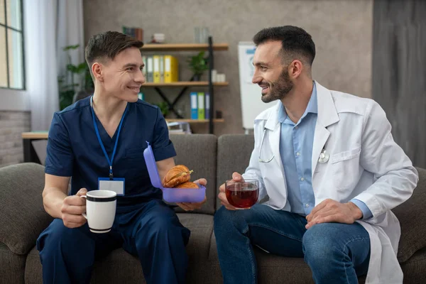 Dos médicos desayunando durante el cambio — Foto de Stock