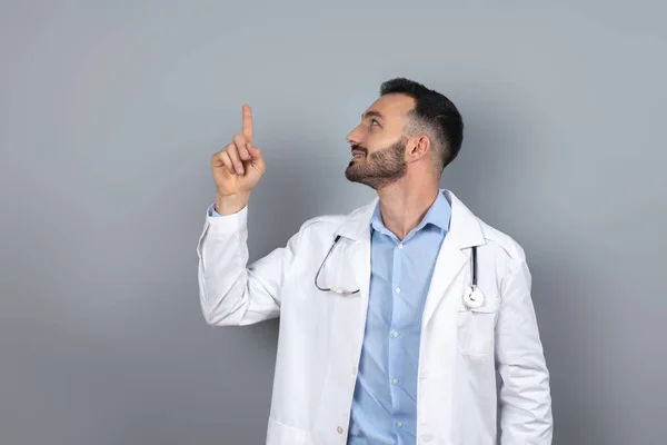 Doctor en bata blanca señalando algo — Foto de Stock