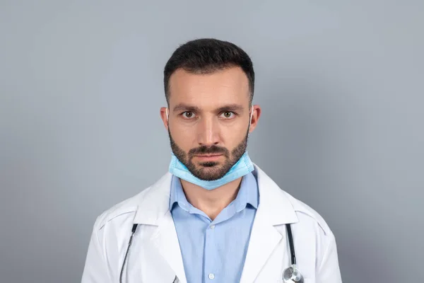 Close up picture of a serious doctor — Stockfoto