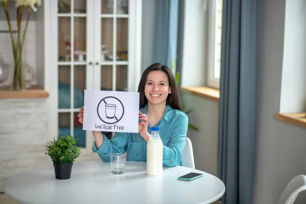 Sorrindo jovem mulher consumindo leite livre de lactose — Fotografia de Stock