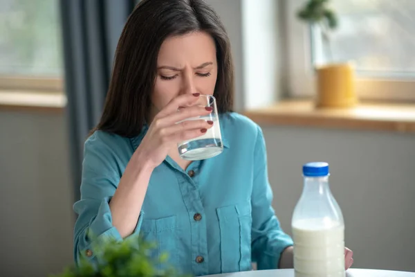 Junge Frau trinkt morgens ein Glas Milch — Stockfoto