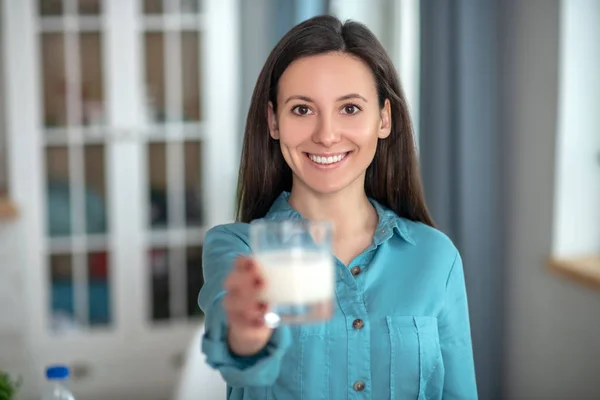 Souriante jeune femme qui boit du lait le matin — Photo