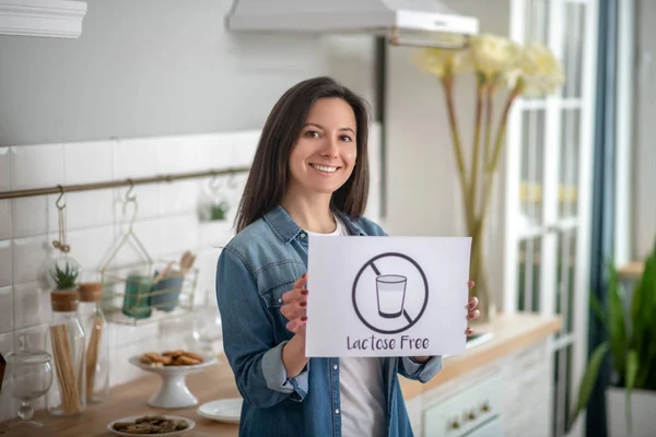 Smiling woman holding a gluten free sign — Stok fotoğraf