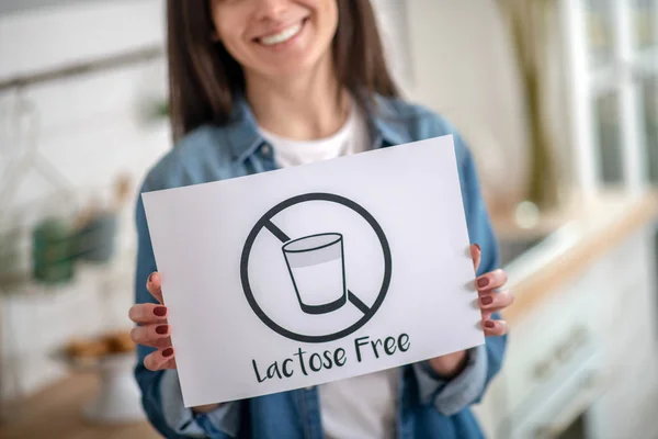 Woman holding a lactose free paper sign — ストック写真