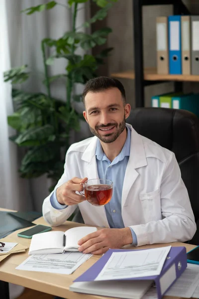 Dokter berambut hitam berjenggot dengan jubah putih terlihat positif — Stok Foto