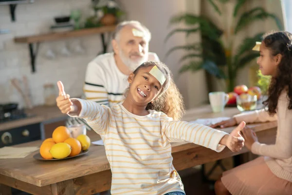 Africano americano linda chica sonriendo y mostrando golpes hasta — Foto de Stock