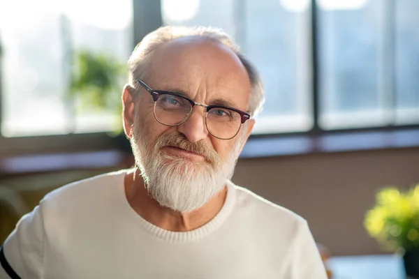 Close up imagem de cabelos grisalhos barbudo homem em óculos sorrindo bem — Fotografia de Stock