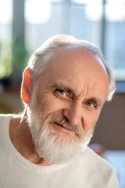 Beyaz süveterli, gülümseyen gri saçlı sakallı adamın yakın plan resmini çek. — Stok fotoğraf