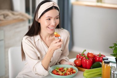 Salata yiyen güzel bir genç kadın..