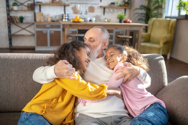Nice interracial família sentindo grande e feliz — Fotografia de Stock