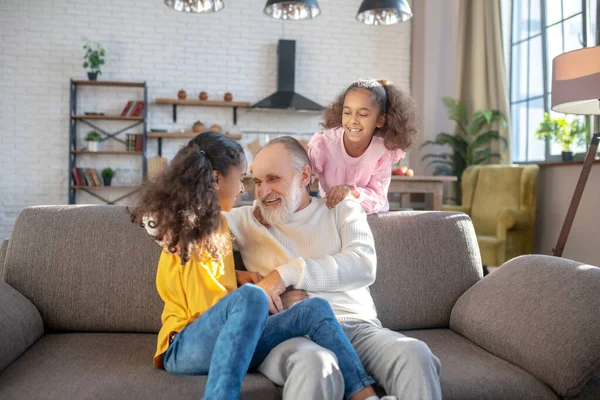 Duas irmãs de pele escura conversando com seu avô — Fotografia de Stock