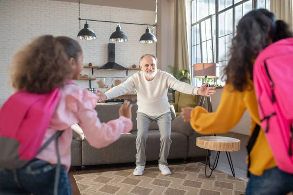 Zwei dunkelhäutige Schwestern besuchen ihren Opa — Stockfoto