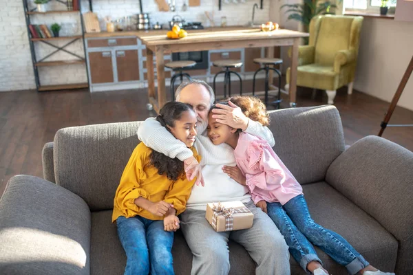 Baard grijs-harige man gevoel gelukkig en knuffelen zijn grootouders — Stockfoto
