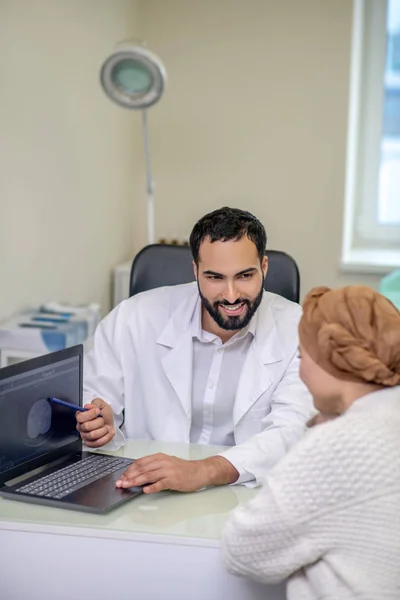 Male doctor explaining investigation results to the patient — Stockfoto