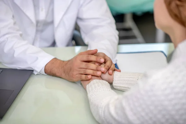 Close up picture of male hands holding his patients hands — Stockfoto