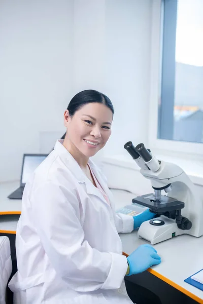 Trabalhador de laboratório bioquímico sentado à mesa — Fotografia de Stock