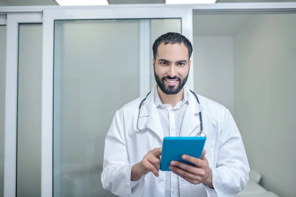 Médico masculino em um manto branco sentindo-se bem — Fotografia de Stock