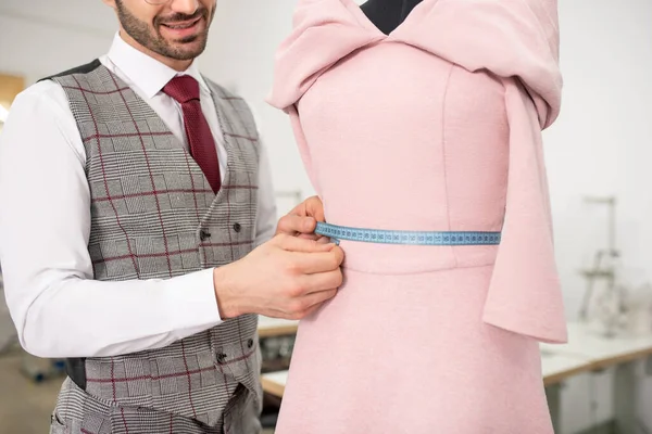 Manos del diseñador de moda masculino que mide la cintura —  Fotos de Stock