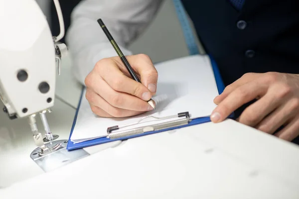 Mani di stilista maschile prendere appunti — Foto Stock