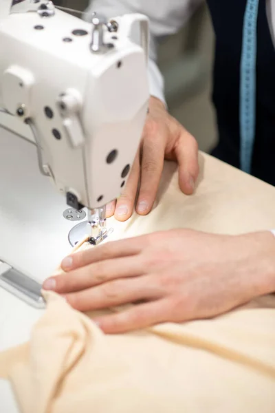 Manos de sastre masculino en la máquina de coser — Foto de Stock