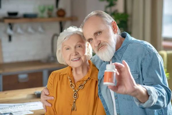 Пожилые супруги, симпатичная пара, демонстрирующая здоровый образ жизни — стоковое фото