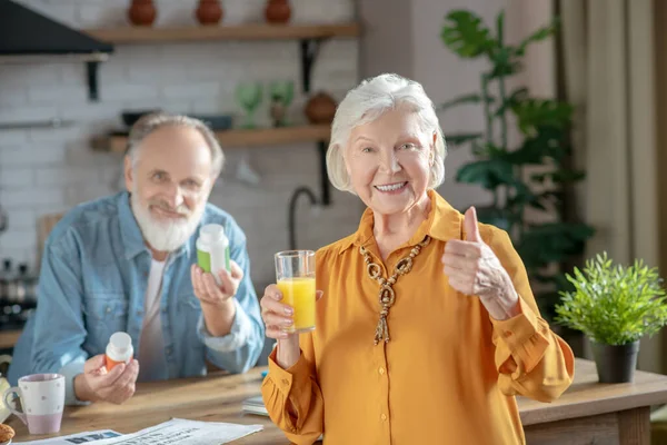 Ευτυχισμένο ηλικιωμένο ζευγάρι που παίρνει ένα υγιεινό πρωινό — Φωτογραφία Αρχείου