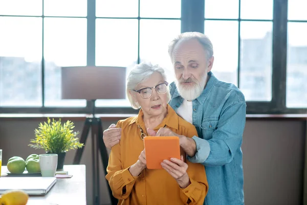 Pareja mayor aprendiendo a usar una tableta — Foto de Stock