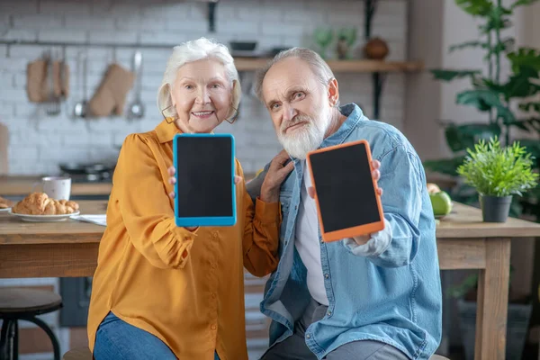 Pacientes de edad avanzada, hombres y mujeres, que muestran sus comprimidos en estuches coloridos — Foto de Stock