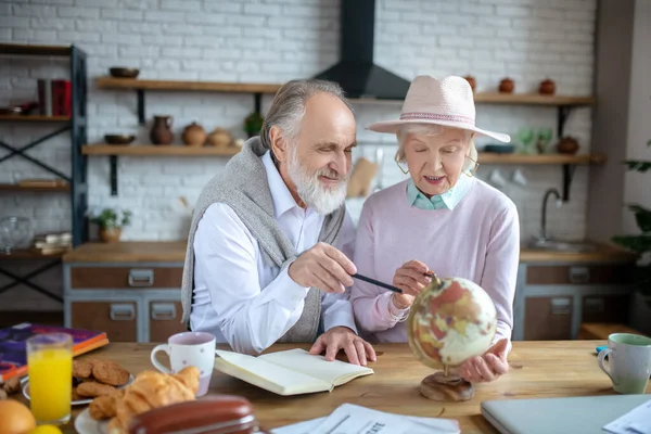 Paar stilvoller Senioren schaut sich gemeinsam den Lappen an — Stockfoto