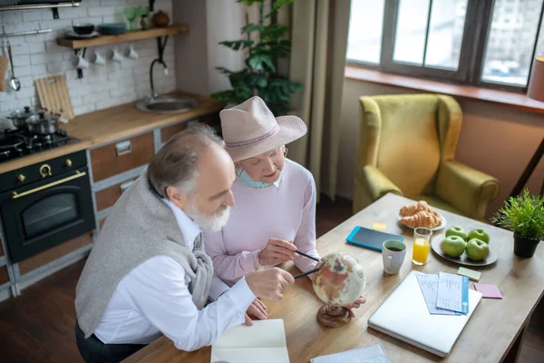 Äldre män och kvinnor beslutar om resmål — Stockfoto