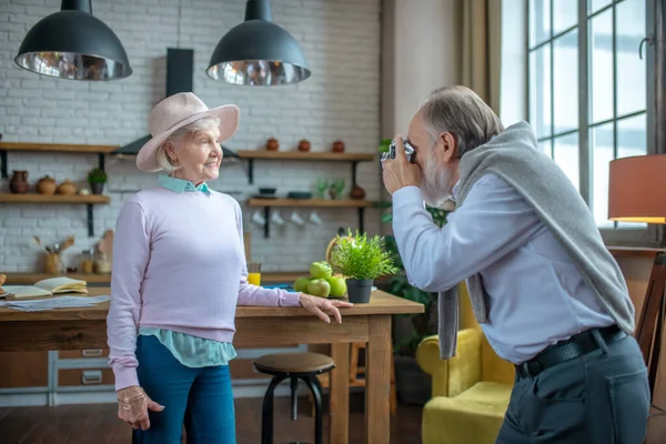 Homem idoso tirando fotos de sua esposa — Fotografia de Stock