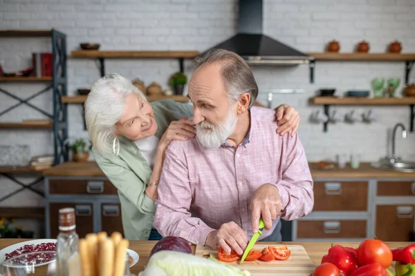 Äldre man och kvinna förbereder en hälsosam måltid för en middag — Stockfoto