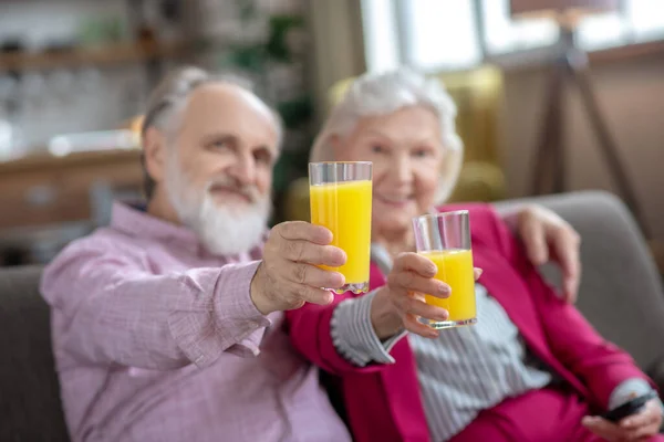 Casado pareja mayor teniendo jugo de naranja y sintiéndose muy bien — Foto de Stock