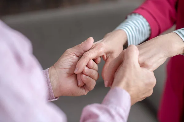 Close up picture of mans hands holding womans hands — Stockfoto