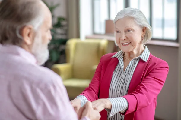 Anciano sosteniendo sus manos de mujer con ternura — Foto de Stock