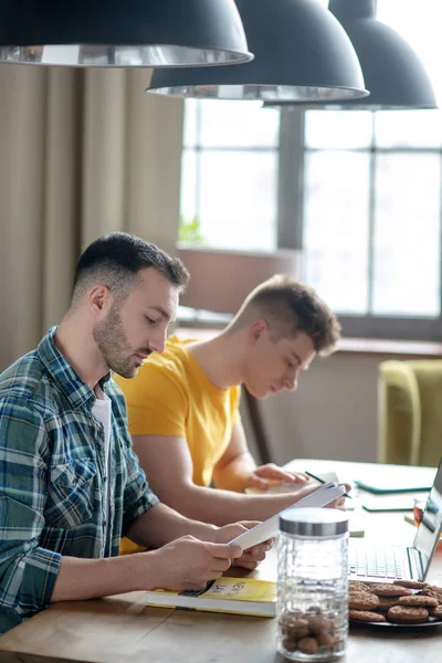 Two young men studying and preparing to exams — Stockfoto